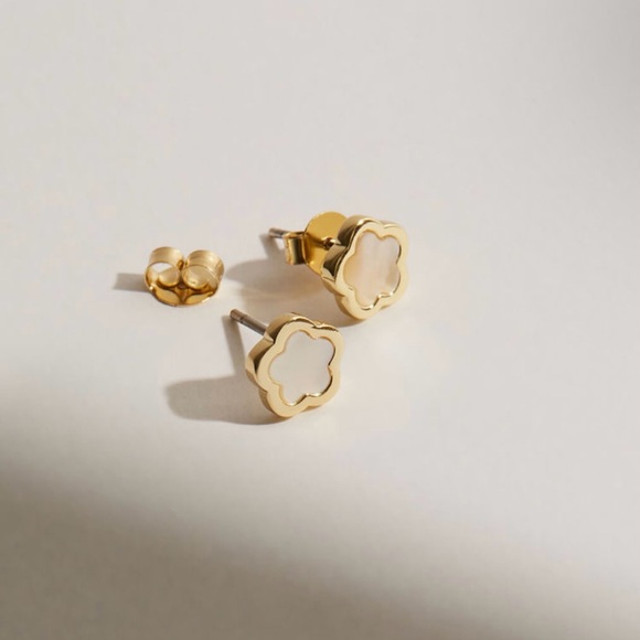 🔻FINAL SALE🔻 Ana Luisa Rei Flower Earrings - Picture 3 of 4